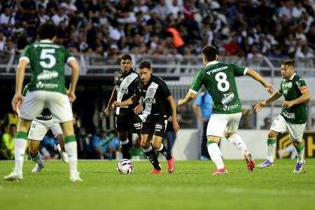 Everton Brito em ação pela Ponte Preta na temporada 2025, em clássico contra o Guarani