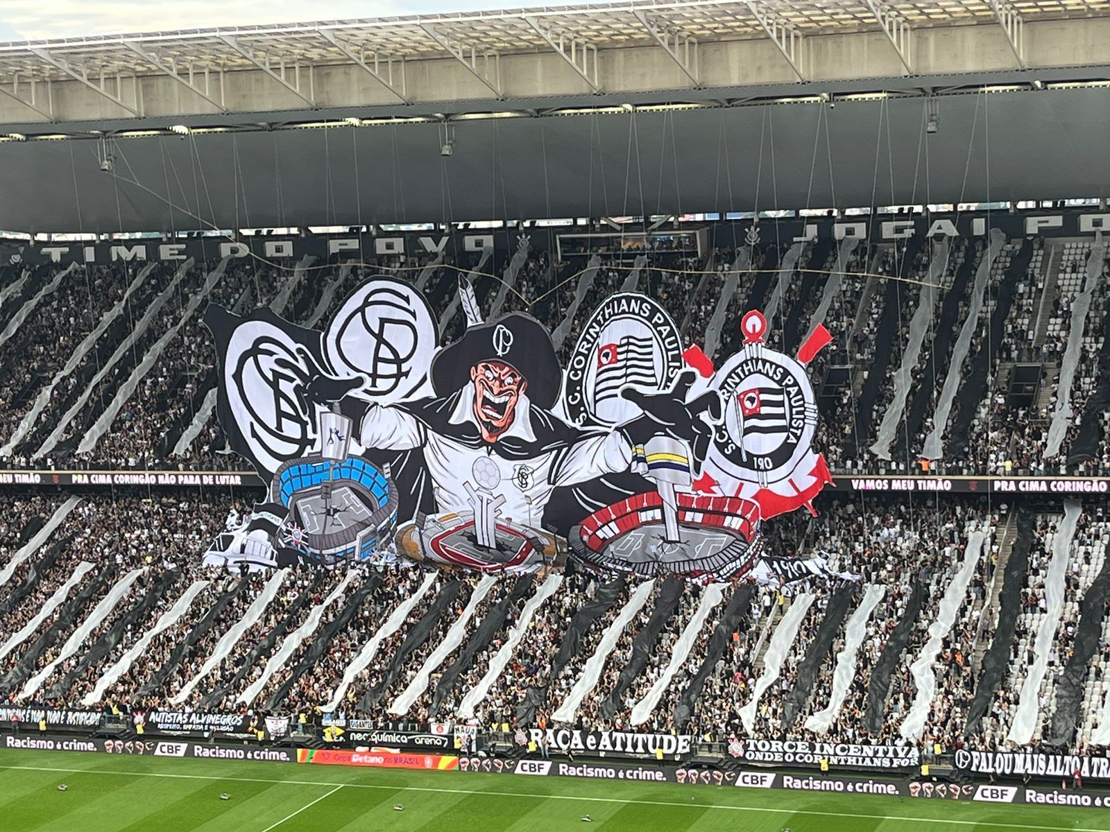Torcida do Corinthians faz mosaico 3D antes de jogo contra o Cruzeiro; veja