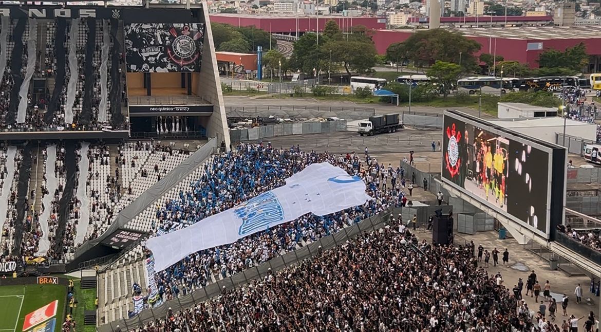 Torcida do Cruzeiro lota setor e faz festa na Neo Química Arena; veja fotos