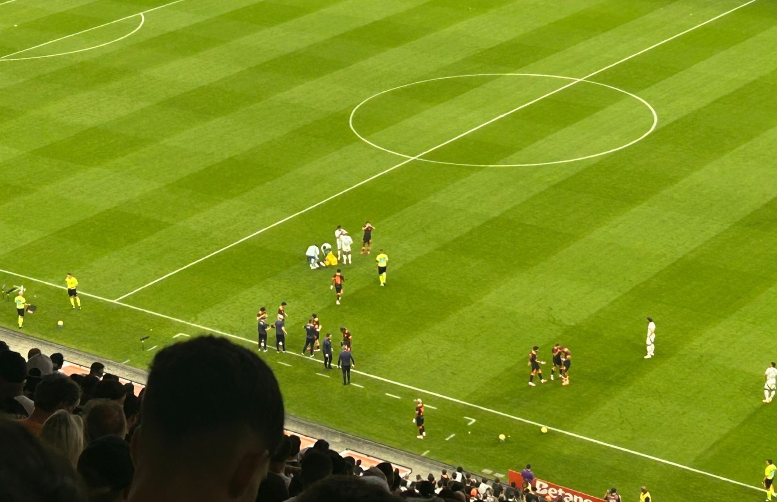 Atacante do Cruzeiro sente dores e deixa jogo contra Corinthians no primeiro tempo