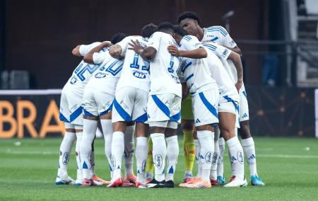 Jogadores do Cruzeiro reunidos antes de jogo contra o Corinthians