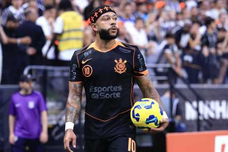 Memphis Depay, atacante do Corinthians, contra o Cruzeiro