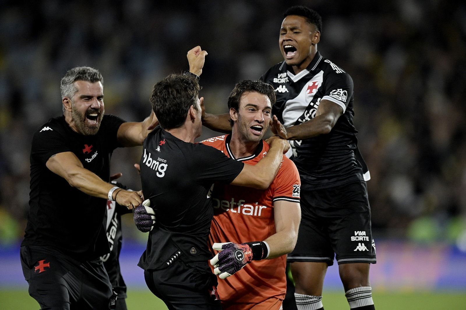 Léo Jardim brilha, Vasco vence nos pênaltis e encara o Corinthians na final da Copa do Brasil
