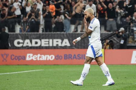 Gabigol, atacante do Cruzeiro, após batida de pênalti contra o Corinthians • MARINA UEZIMA / BRAZIL PHOTO PRESS / BRAZIL PHOTO PRESS VIA AFP