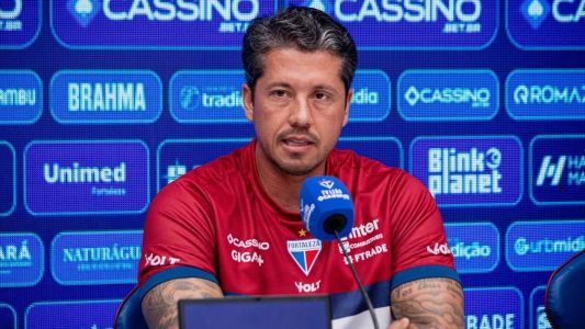 Técnico Thiago Carpini durante coletiva de apresentação no Fortaleza
