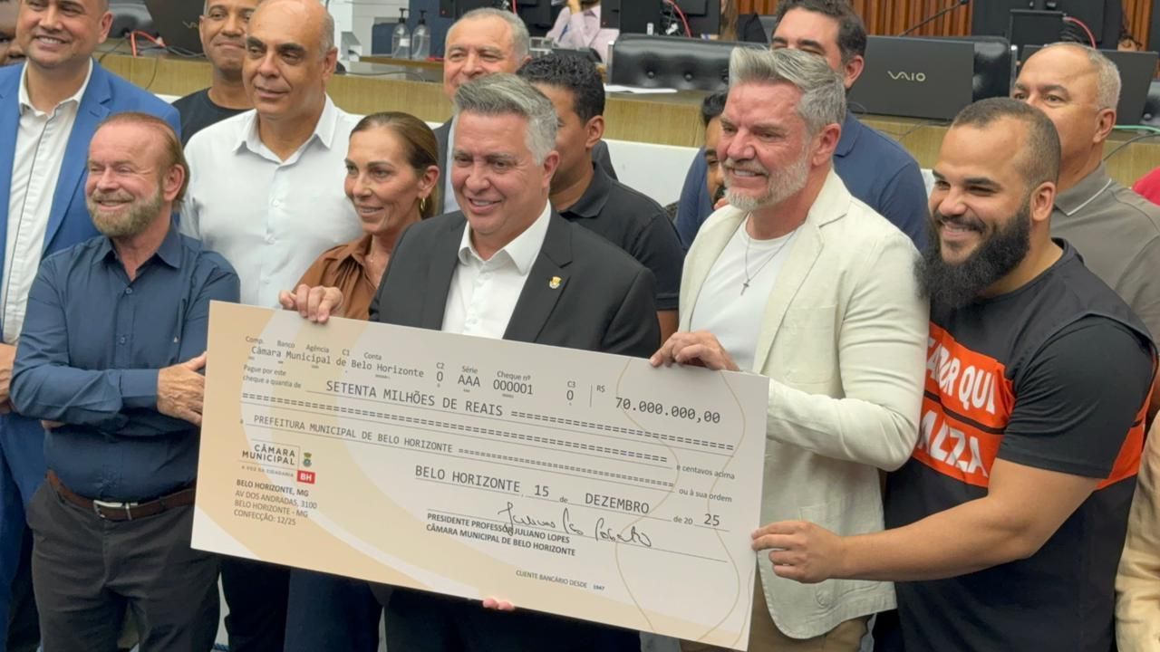 Câmara de BH devolve cheque simbólico de R$ 70 milhões à prefeitura da capital