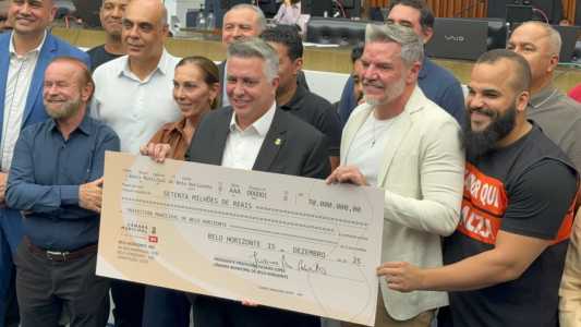 Devolução simbólica aconteceu no plenário da Câmara Municipal de Belo Horizonte