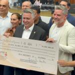 Câmara de BH devolve cheque simbólico de R$ 70 milhões à prefeitura da capital