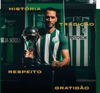 Neto, sobrevivente do acidente aéreo da Chapecoense, com o novo manto em homenagem ao Atlético Nacional
