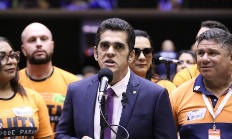PF mira deputado, apreende R$ 87 mil e acha celular escondido em esgoto
