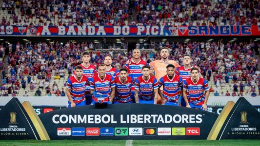 Jogadores do Fortaleza posam para foto antes de partida da Copa Libertadores