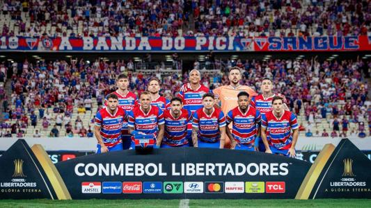 Jogadores do Fortaleza posam para foto antes de partida da Copa Libertadores