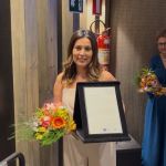 CDL-BH homenageia Maria Claudia Santos, da Itatiaia, por trajetória no jornalismo