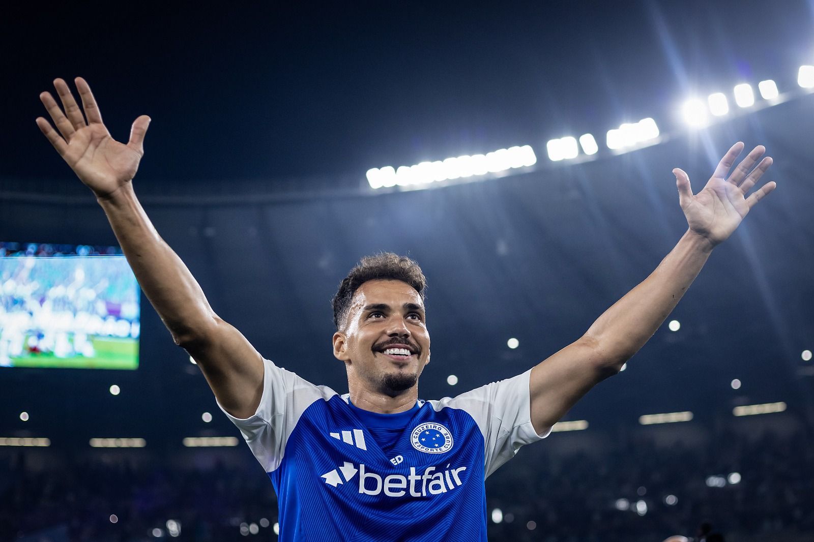 De saída, meia se despede do Cruzeiro e manda recado sobre futuro do clube