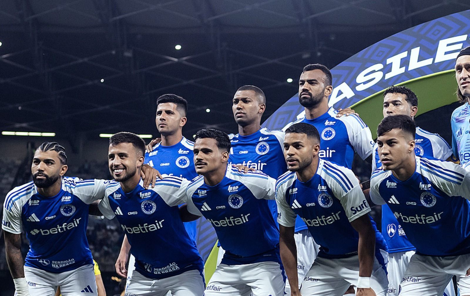 Cruzeiro oficializa saída de zagueiro acertado com tricampeão da Libertadores