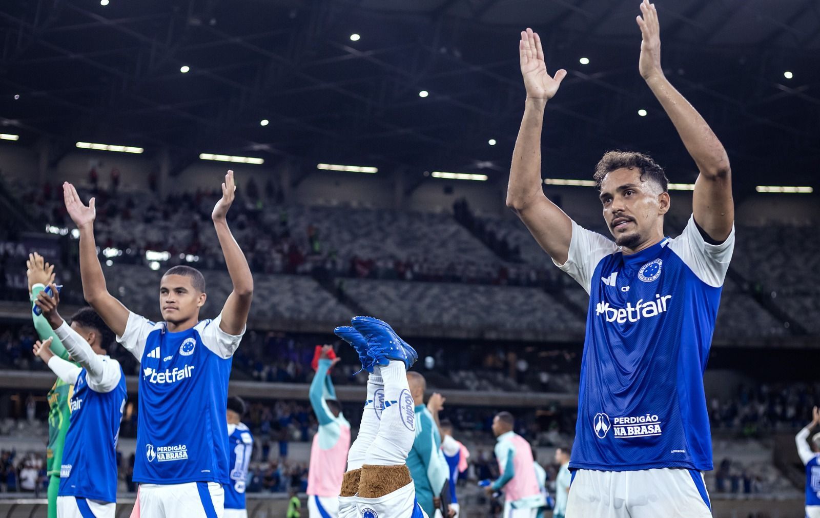 Cruzeiro se despede de meia e oficializa segunda saída para 2026