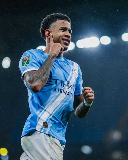 Savinho comemorando gol pelo Manchester City na Copa da Liga Inglesa