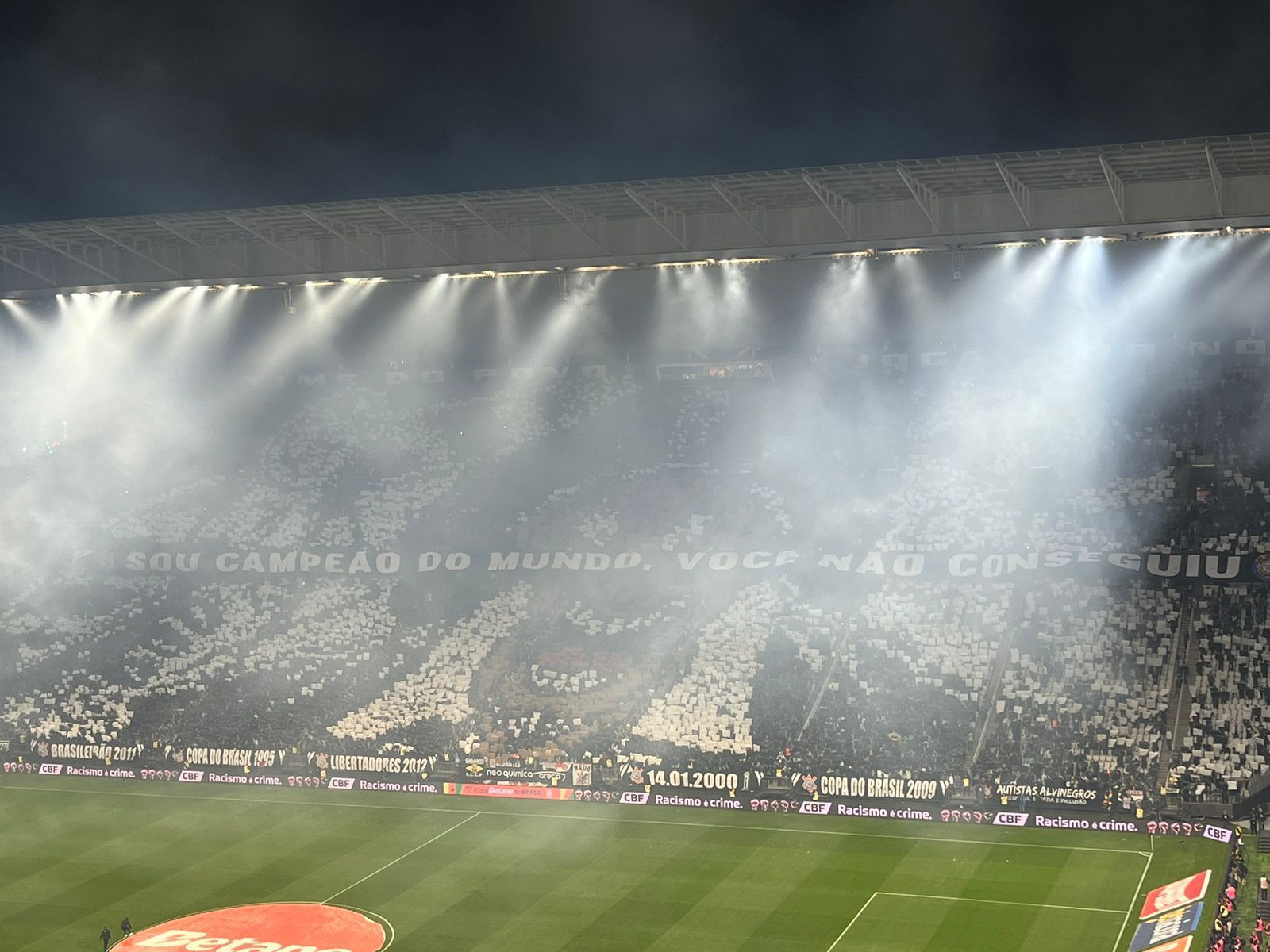 Torcida do Corinthians faz mosaico e provoca Vasco antes de final