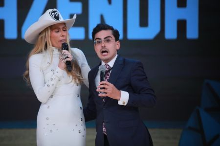 Adriane Galisteu e Dudu Camargo na final de A Fazenda 17