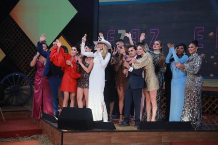 Adriane Galisteu se despede de A Fazenda 17 ao lado de elenco