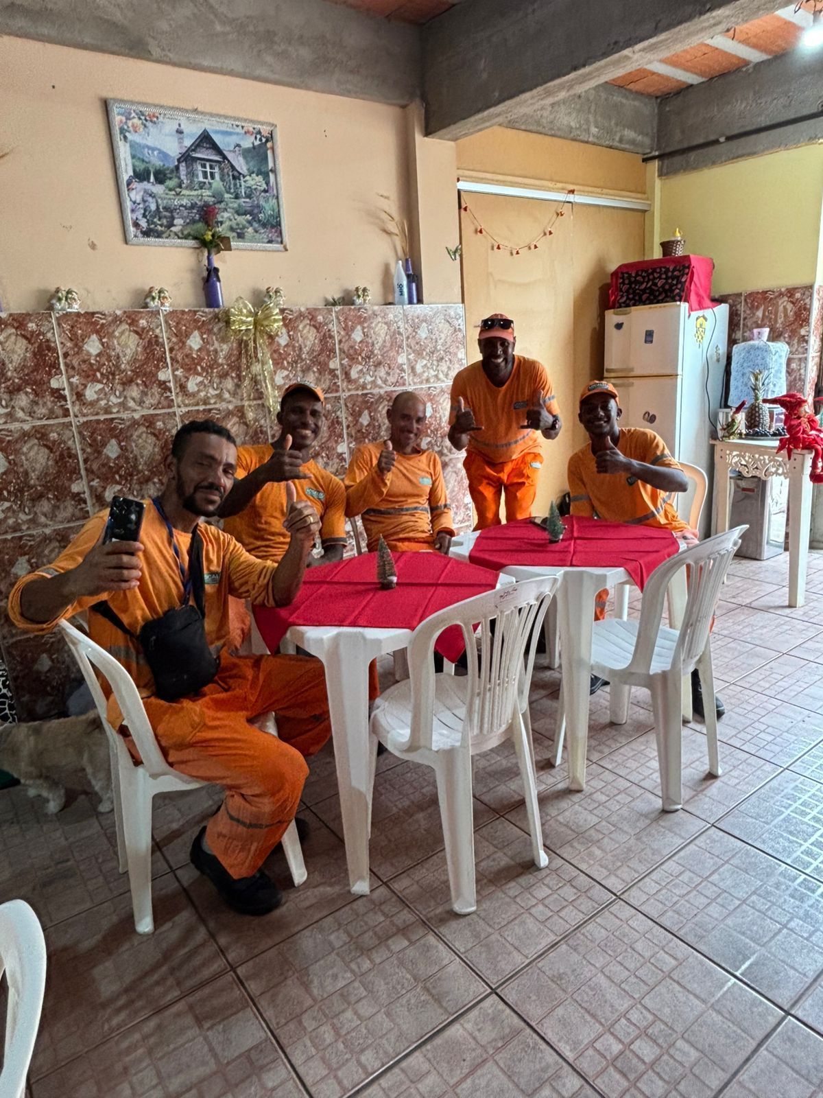 Almoço solidário para garis vira tradição de fim de ano em tradicional bairro de BH