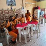 Almoço solidário para garis vira tradição de fim de ano em tradicional bairro de BH