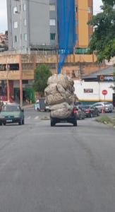Balança, mas não cai: caminhonete com pilha de recicláveis impressiona motoristas em BH