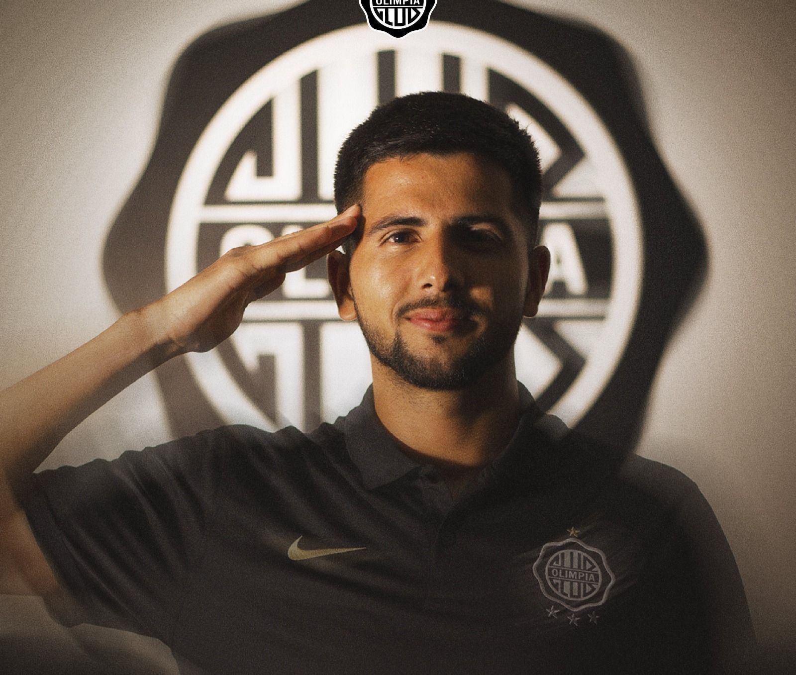Tricampeão da Libertadores oficializa contratação de ex-Cruzeiro e Athletico-PR