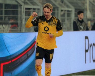 Brandt comemora gol do Borussia contra o M'gladbach, pela Bundesliga