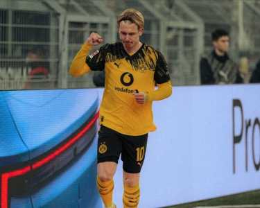 Brandt comemora gol do Borussia contra o M'gladbach, pela Bundesliga