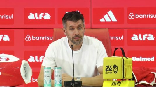 Paulo Pezzolano durante entrevista de apresentação no Internacional
