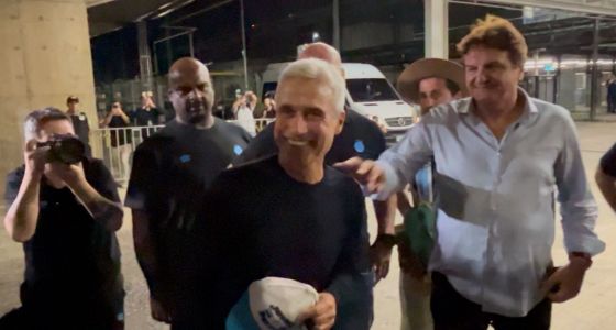 Luís Castro se apresenta à torcida na saída do aeroporto