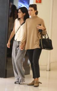 Alanis Guillen e a namorada em shopping do Rio de Janeiro