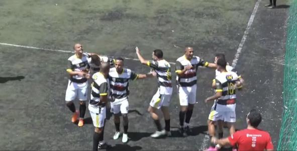 Jogadores do Inconfidência celebram gol sobre o Roma, pela Copa Itatiaia KTO