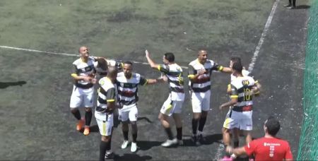 Jogadores do Inconfidência celebram gol sobre o Roma, pela Copa Itatiaia KTO