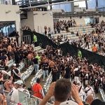 Torcida do Corinthians invade setor do Vasco e é realocada pela polícia