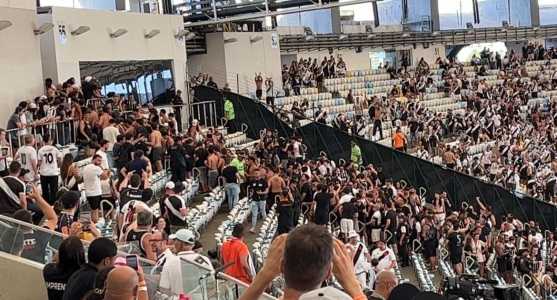 Corintianos no setor destinado para a torcida do Vasco