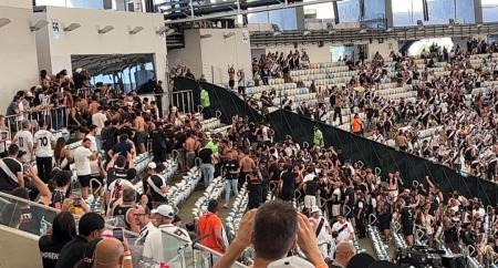 Corintianos no setor destinado para a torcida do Vasco