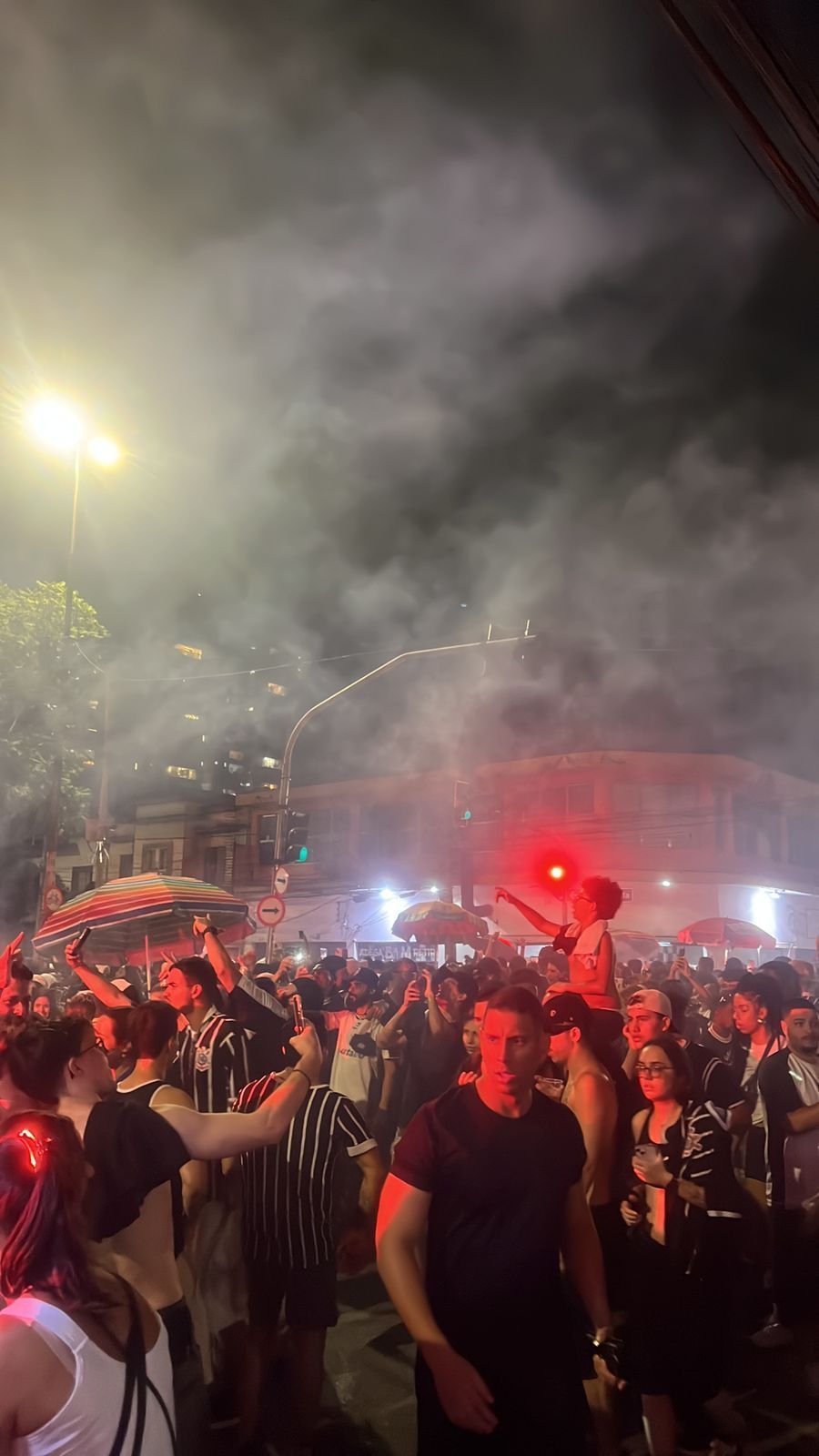 Torcedores do Corinthians fazem a festa em quadra da Gaviões após título; assista