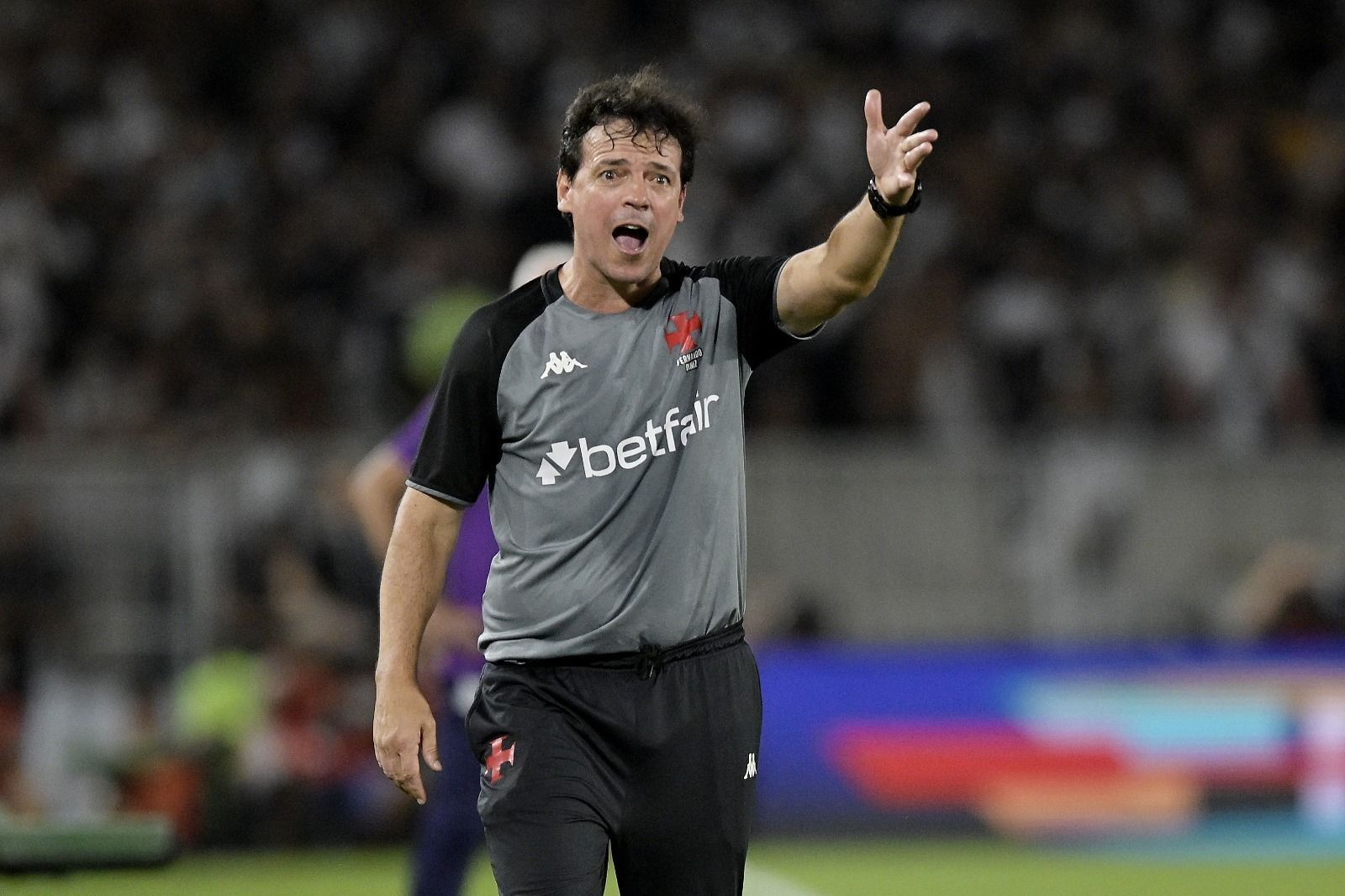 Diniz aponta problema de zagueiro do Vasco: 'Se fosse muito bem, estava no Barcelona'