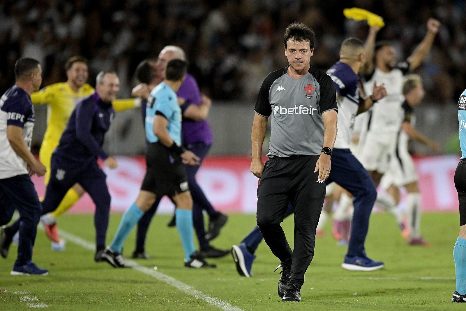 Fernando Diniz projeta mercado futuro do Vasco e faz apelo para diretoria