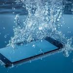 Celular IP68 na praia: o que a proteção garante e quais modelos escolher