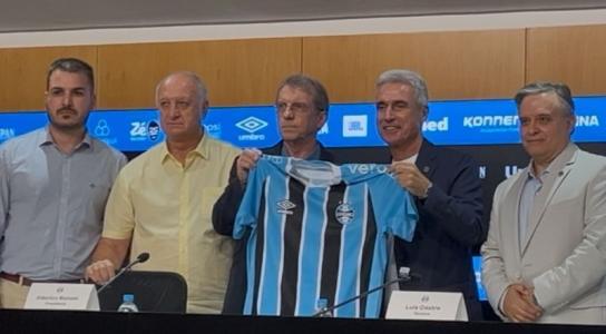 Luís Castro junto de membros da direção do Grêmio durante entrevista coletiva de apresentação como novo treinador