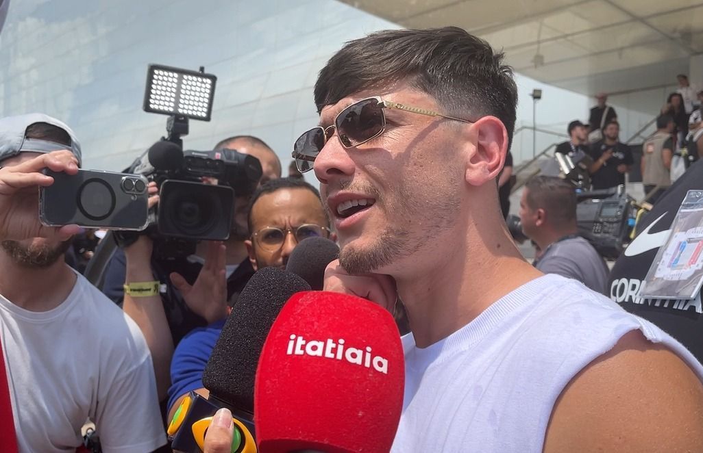 Corinthians: torcedor mirim 'invade' entrevista de Garro e cita Cruzeiro durante festa por título