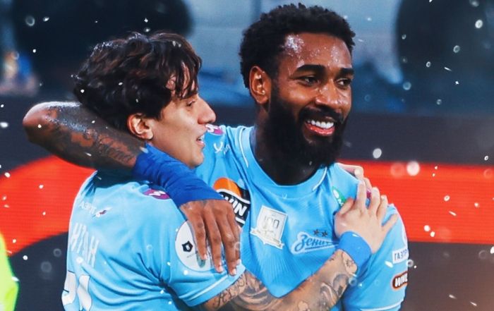 Gerson ao lado de Mantuan em comemoração pelo Zenit