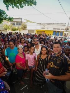 Alexsander, do Atlético, promove ação social em comunidade do Rio de Janeiro