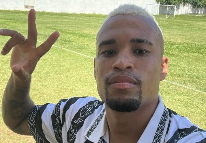 Artilheiro do Brasileirão de 2024 posa com camisa icônica do Atlético