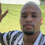 Artilheiro do Brasileirão de 2024 posa com camisa icônica do Atlético