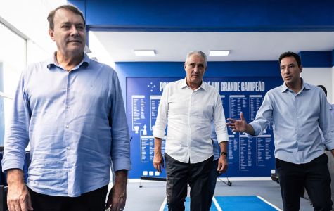 Pedro Lourenço, Tite e Pedro Junio durante visita na Toca da Raposa II