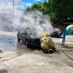 Carro pega fogo em uma das principais avenidas de Montes Claros